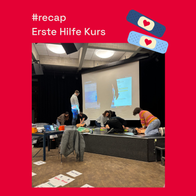 Auf einer Bühne knien einige Menschen vor Erst Hilfe Dummies und üben Herz-Lungen-Wiederbelebung. Der Anleiter steht zwischen den Menschen. Im Vordergrund liegen Papiere auf dem Boden, auf denen Lagerpositionen von verletzten Personen beschrieben sind. Über dem Foto steht "#recap Erste hilfe Kurs". Links daneben ist eine Grafik mit zwei Pflastern.