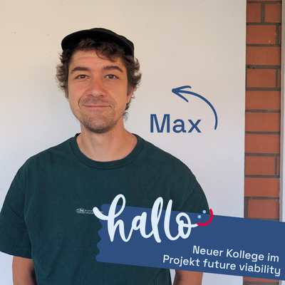 eine Person mit einer schwarzen MĂŒtze und einem dunklen Shirt. Rechts daneben steht "Max" und ein Pfeil zeigt auf die Person. Darunter steht "Hallo Neuer Kollege im Projekt future viability"